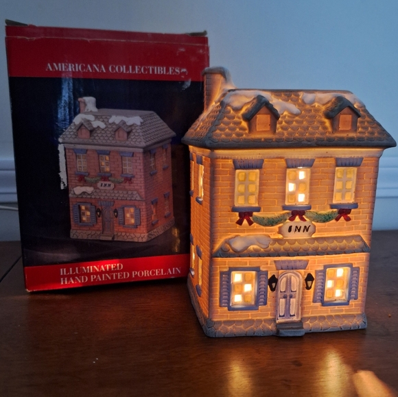 Lighted Christmas House NWT Hotel Inn Hand Painted Porcelain New in Box - Picture 2 of 16